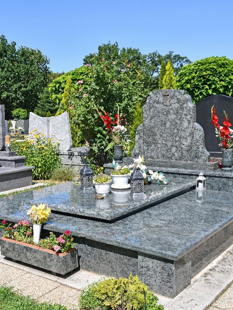 Grabsteine auf dem öffentlichen Friedhof